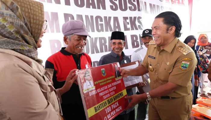 Dorong Pertumbuhan Ekonomi Masyarakat, Pj Gubernur Banten Al Muktabar Menyalurkan Bantuan Sosial ke Kabupaten Serang