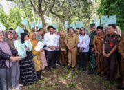Pj Gubernur Banten Al Muktabar Dampingi Menteri ATR/BPN Serahkan Sertipikat PTSL ke Rumah Masyarakat