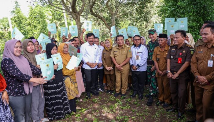 Pj Gubernur Banten Al Muktabar Dampingi Menteri ATR/BPN Serahkan Sertipikat PTSL ke Rumah Masyarakat