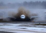 Pesawat Avion Express A320 Tergelincir dalam Lumpur dan Kembali ke Landasan Pacu  di Lithuania