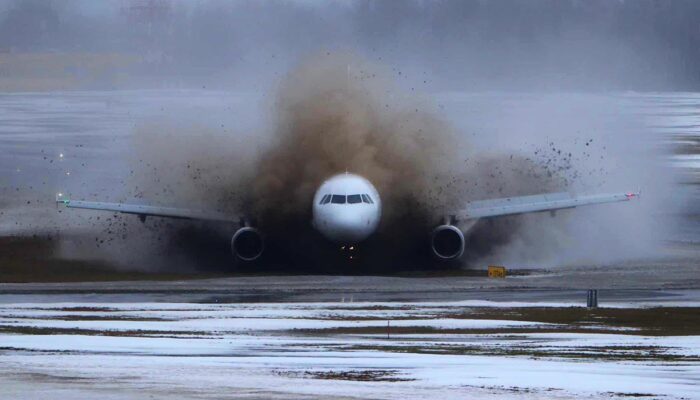 Pesawat Avion Express A320 Tergelincir dalam Lumpur dan Kembali ke Landasan Pacu  di Lithuania