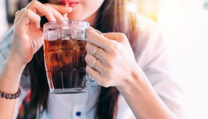 Berikut 5 Makanan dan Minuman yang Membahayakan Gigi Anda