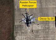 Helikopter Rusia Berada di Atas Siluet Jet Tempur Su-30