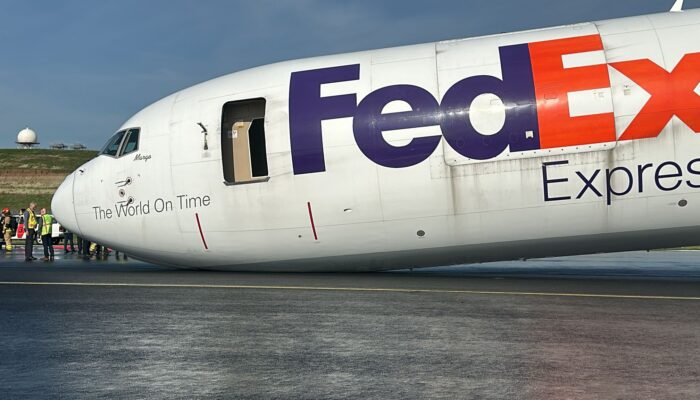 Pesawat Kargo FedEx Mendarat Darurat Tanpa Menggunakan Roda Depan di Turki