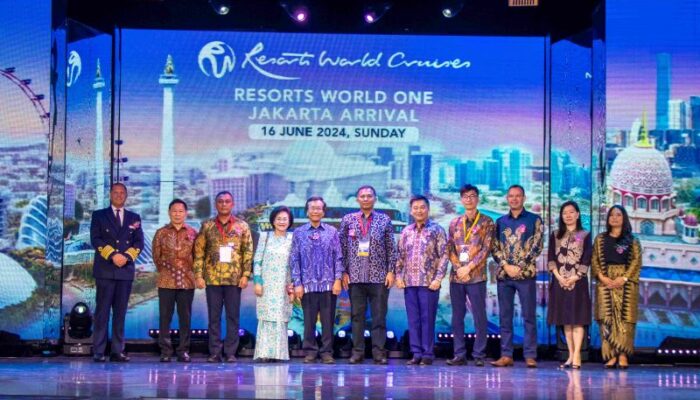 Kapal Pesiar Mewah Milik Resorts World Cruises Sandar di Pelabuhan Tanjung Priok