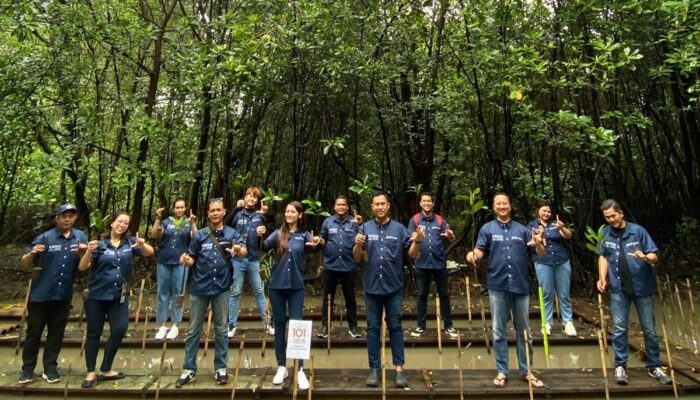 Peringati HUT ke-11 1O1 URBAN Jakarta Kelapa Gading, Komitmen Keberlanjutan melalui Penanaman Bibit Mangrove