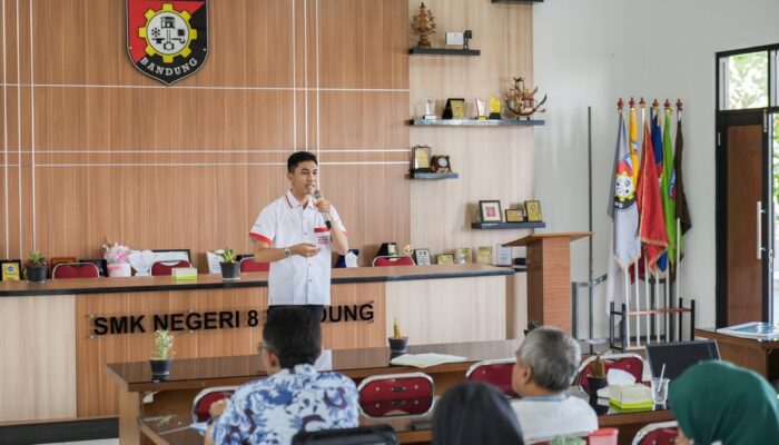 Tingkatkan Kualitas Pendidikan, Yayasan WINGS Peduli Sumbang Mesin dan Latih Guru di SMKN 8 Bandung