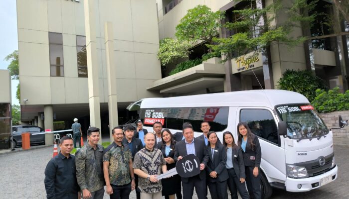 Hino Serahkan Bus 115 SDBL Primecav L kepada iHotel Batam