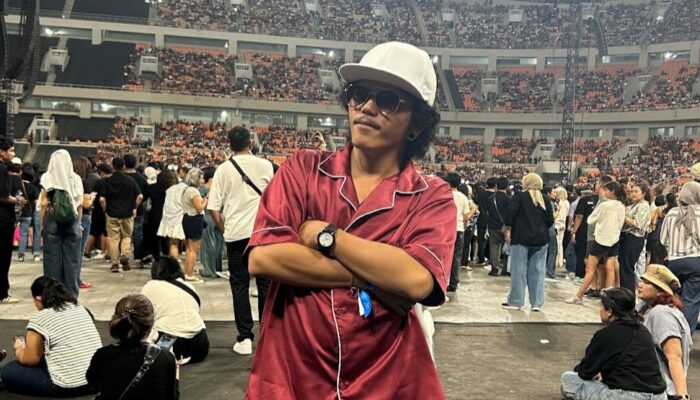 Tukang Parkir Mirip Bruno Mars Nonton Kembarannya di JIS