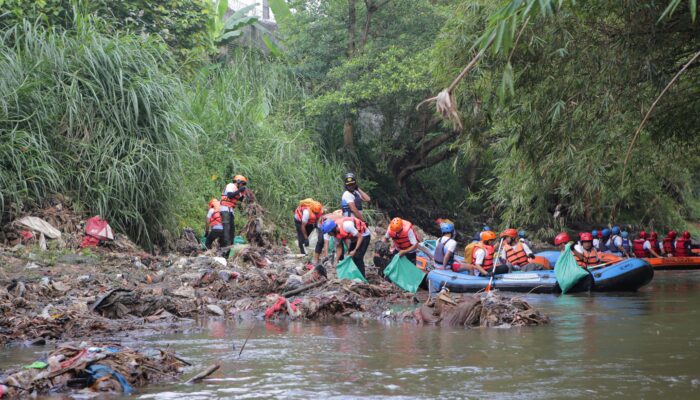 Pertamina International Shipping Bantu Bersihkan 14 Ton Sampah di Sungai Ciliwung