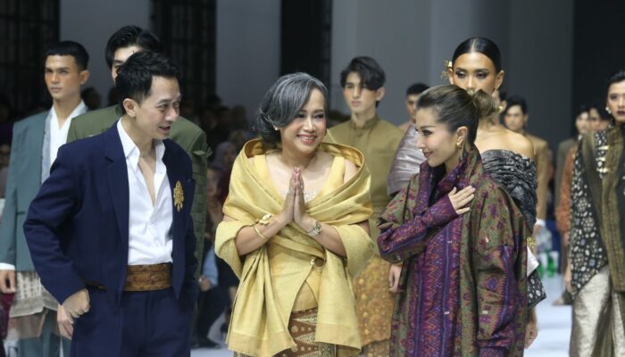 Kain Songket Fusion Budaya Tradisional dan Modern Karya UMKM Binaan Pupuk Indonesia di JFW 2025