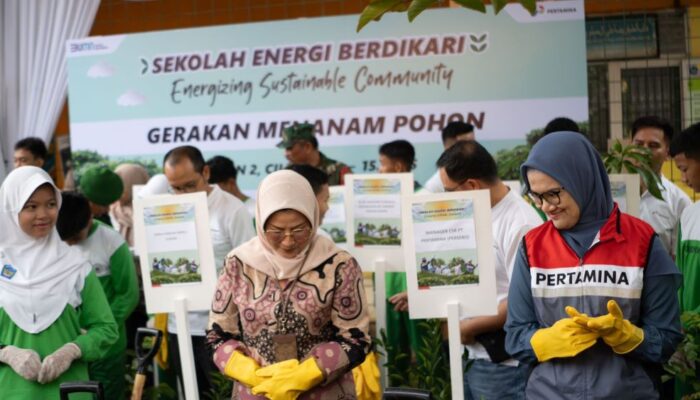 PIS Tanam Pohon dan Pasang PLTS di Sekolah