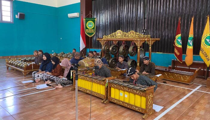 HUT DIY KE-270, SMKN 3 Yogyakarta Berpartisipasi dalam Acara Menabuh Gamelan Serentak