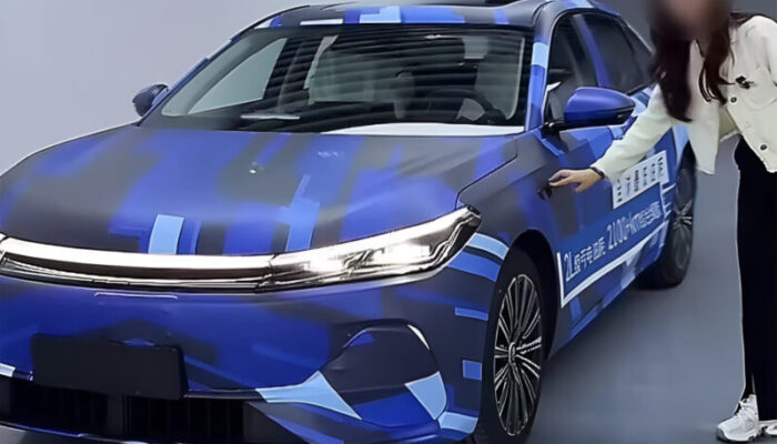 Spy Shots Ungkap Sedan Hybrid Geely dengan Jarak Tempuh 2.100 km
