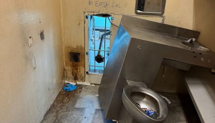 10 Tahanan Kabur dari Penjara Lewat Celah di Belakang Toilet, Tinggalkan Pesan Sarkastik ‘Sangat Mudah’