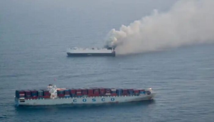 Kapal Pengangkut 3.000 Mobil dari China ke Meksiko Terbakar di Tengah Laut