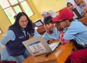 Program pelatihan literasi digital langsung kepada masyarakat dan siswa-siswi di daerah terpencil—salah satunya di SDN Riung Gunung.