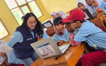 Program pelatihan literasi digital langsung kepada masyarakat dan siswa-siswi di daerah terpencil—salah satunya di SDN Riung Gunung.