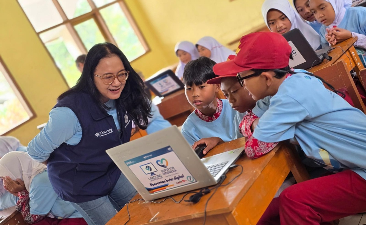 Program pelatihan literasi digital langsung kepada masyarakat dan siswa-siswi di daerah terpencil—salah satunya di SDN Riung Gunung.