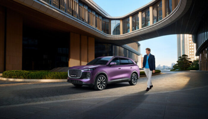 Tim Desain LEPAS Perkenalkan Filosofi Leopard Aesthetics pada Model L8