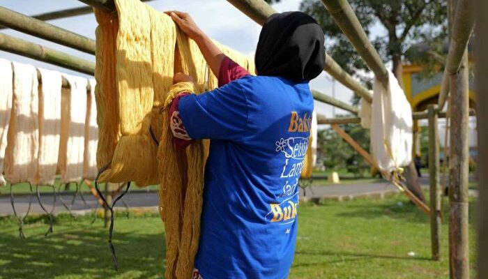 BCA Dukung Penenun Songket Melayu Sumatra Utara Kuasai Pewarna Alam