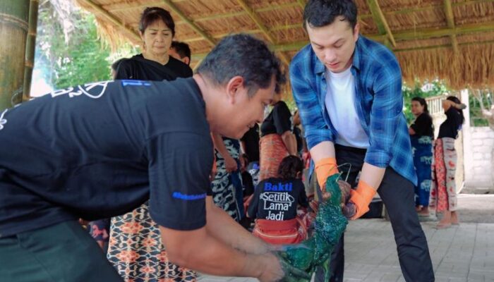 Bakti BCA dan Nicholas Saputra Dampingi Penenun Sumba Timur, Hadirkan Wastra Warna Alam Terinspirasi Tanah Marapu
