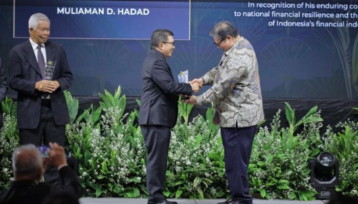 Muliaman D. Hadad Terima Lifetime Achievement Award dari IDN Financials