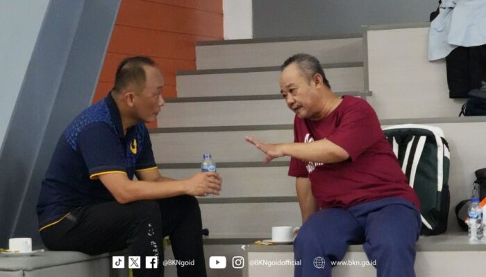 Tanding Bulu Tangkis dengan Menteri Dikdasmen, Prof. Zudan: Jaga Kebugaran dan Silaturahmi
