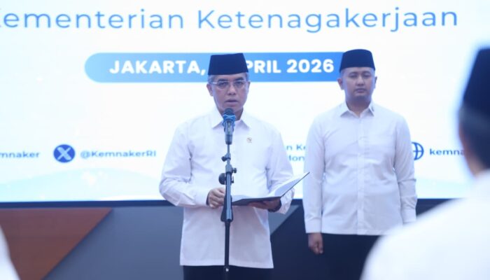 Lantik 12 Pejabat, Menaker Tekankan Layanan Publik dan Integritas