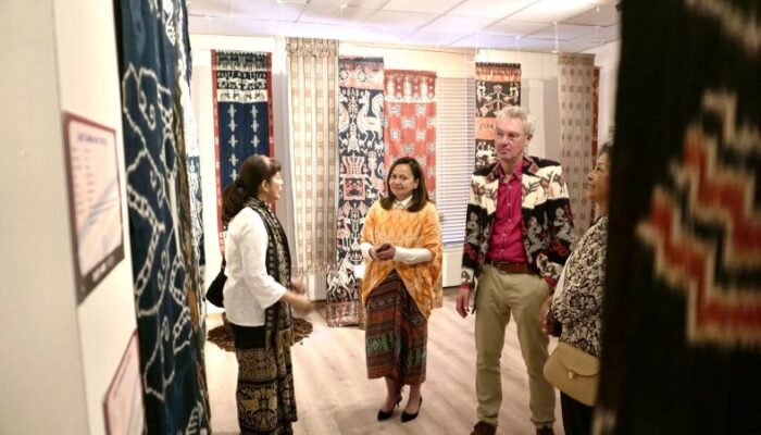 Bakti BCA Bawa Tenun Warna Alam Indonesia ke Pameran Amsterdam