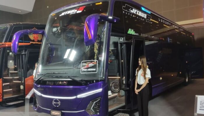 Hino Serahkan Bus RM 280 ABS kepada PO PHD Trans di Busworld 2026