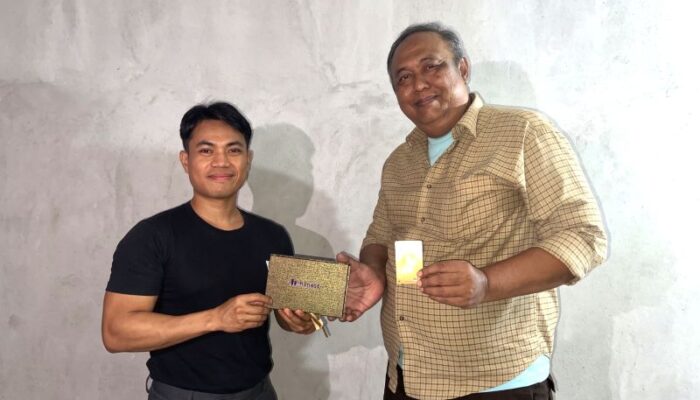 Honest Serahkan Gold Trophy Card FIFA World Cup 2026 ke Maryono