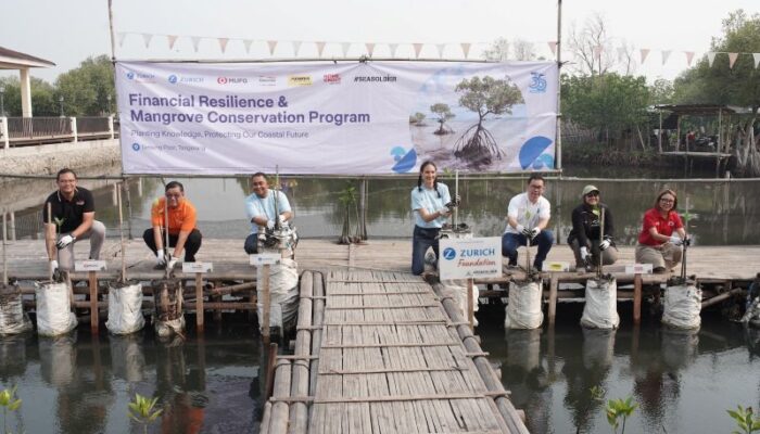 Zurich Tanam 1.000 Mangrove dan Dorong Literasi Keuangan di Tangerang